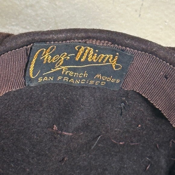 ELABORATE 1940s\' BROWN FELT TOQUE + TOPSTITCHING, 2 GOLD RINGS & BLUE FEATHERS